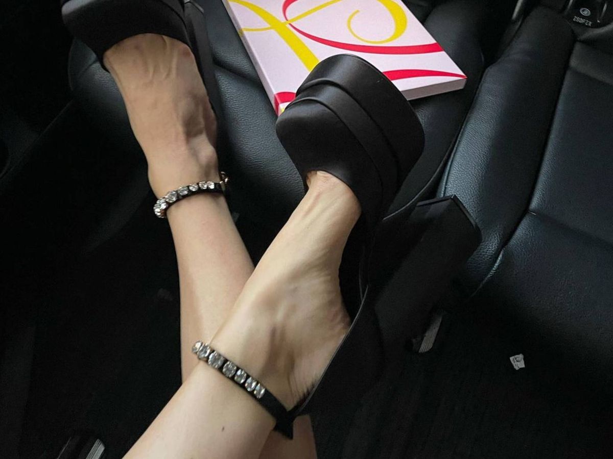 Foto: Los nuevos zapatos virales de Versace. (Instagram @sandrahagelstam)
