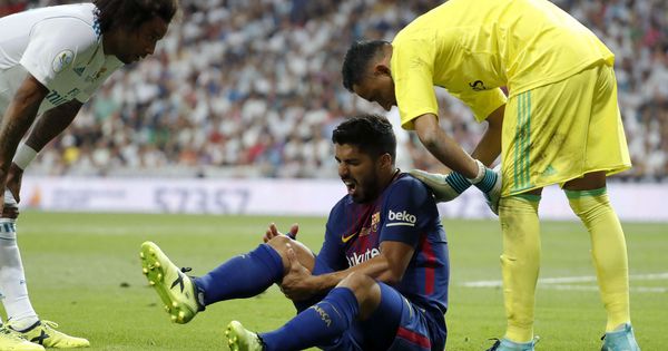 Foto: Luis Suárez se lesionó en la segunda parte del partido de vuelta de la Supercopa jugando este miércoles en el Santiago Bernabéu. (EFE)