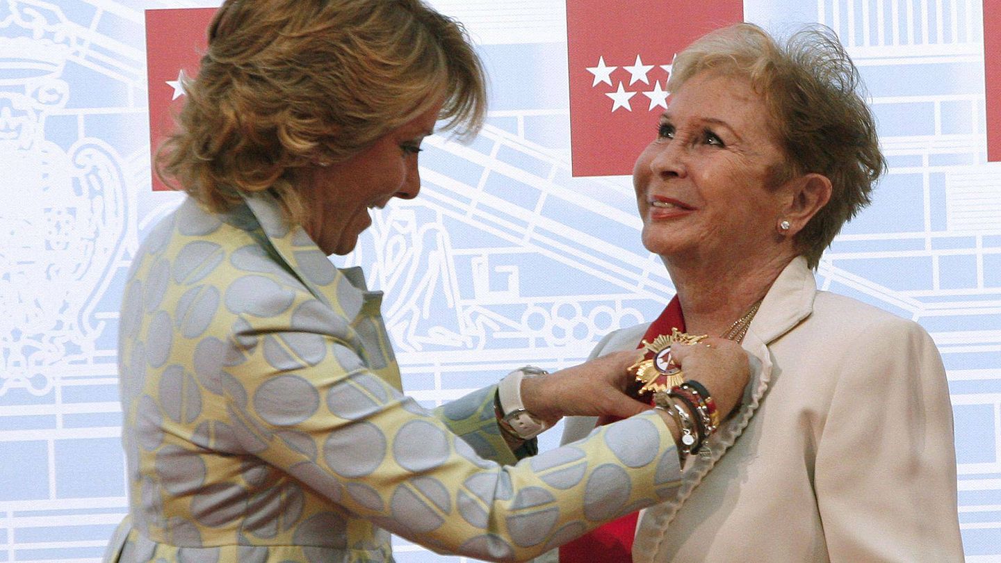 Lina Morgan al recibir la medalla de la Comunidad de Madrid. (EFE)