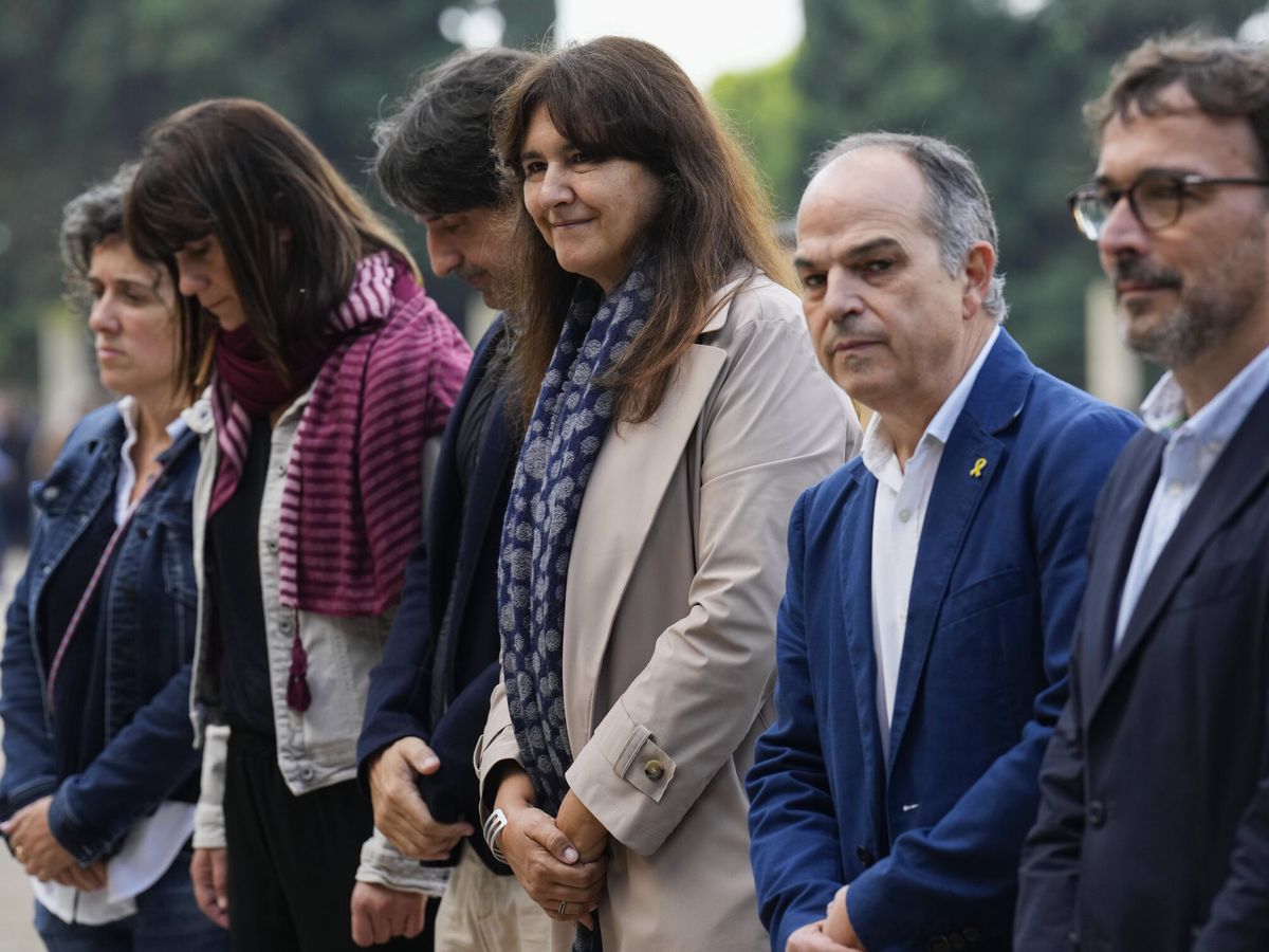 Foto: La presidenta de JxCAT, Laura Borrás (c), y el secretario general del partido, Jordi Turull (2d). (EFE/Alejandro García)