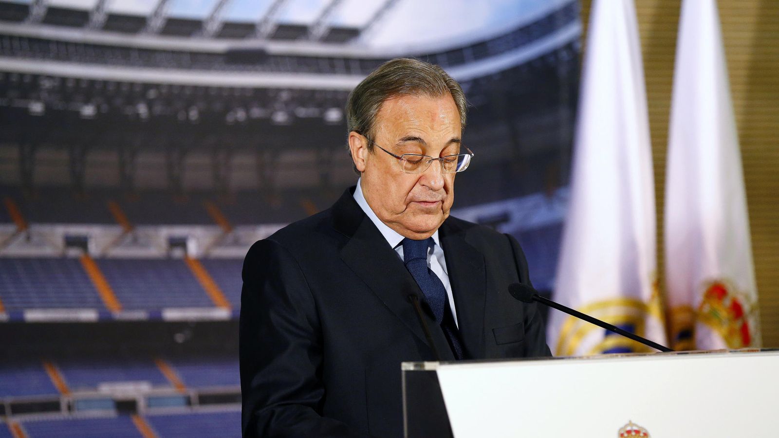 Foto: Florentino Pérez, durante la rueda de prensa en la que defendió que el Madrid no incurrió en alineación indebida ante el Cádiz en Copa. (EFE)