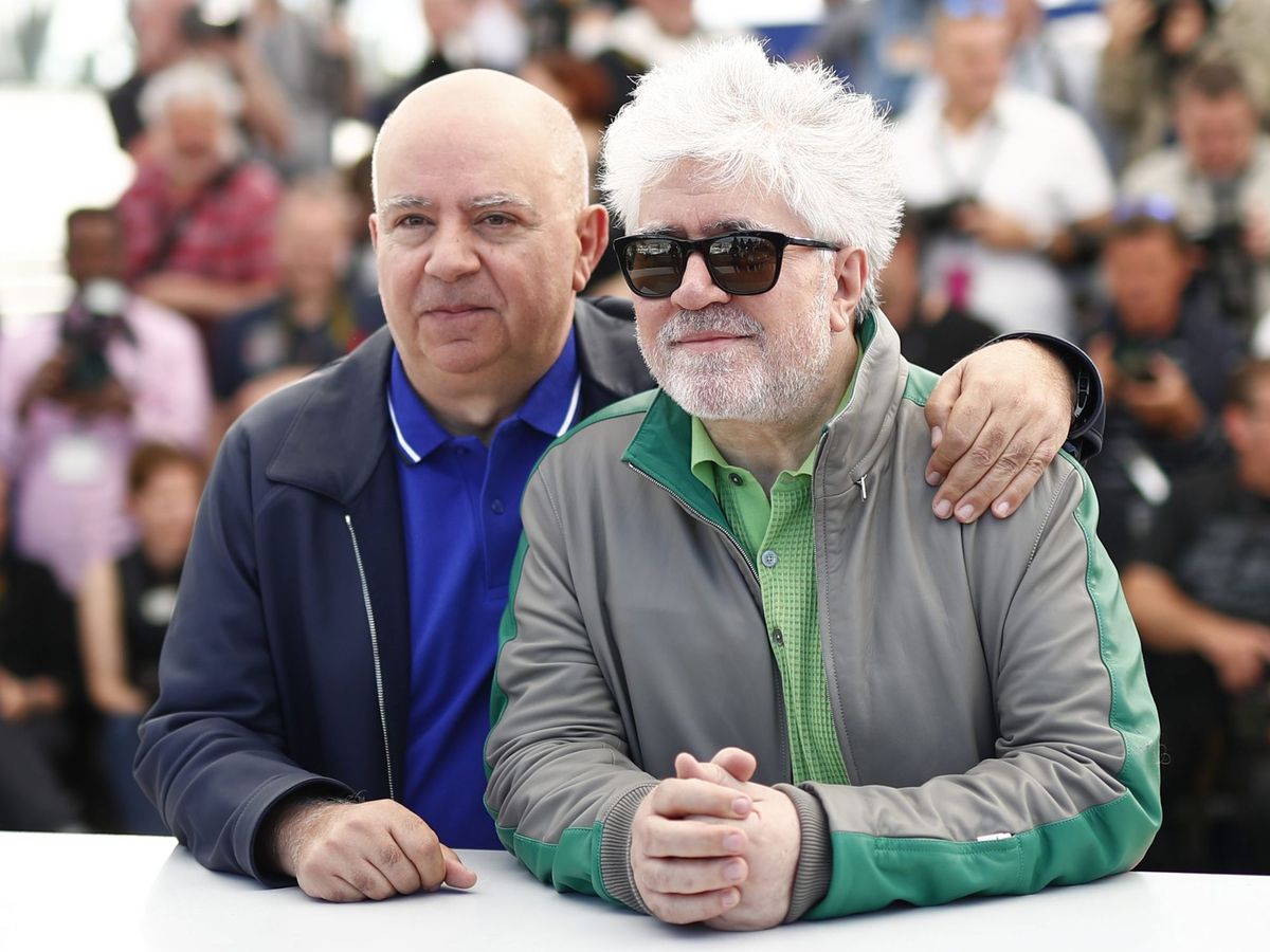 Foto: El director Pedro Almodóvar posa con su hermano, el productor Agustín Almodóvar. (EFE/Ian Langsdon)