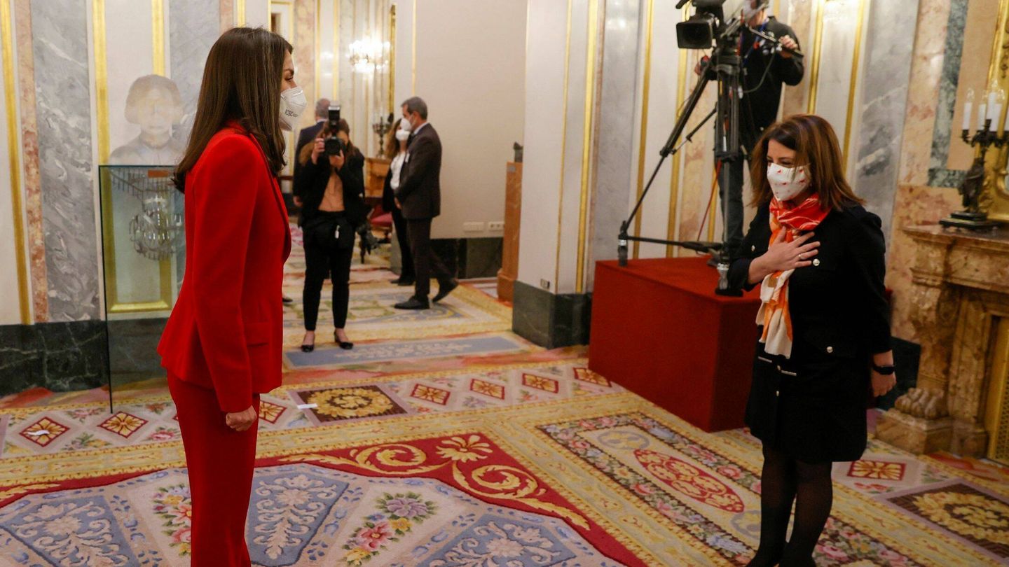 La reina Letizia saluda a Adriana Lastra durante un homenaje a Clara Campoamor. (EFE/Ballesteros)