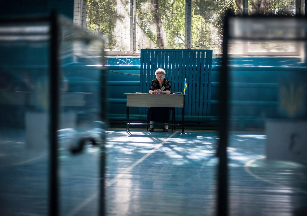 Foto: Una mujer de la comisión electoral en un colegio vacío en la ciudad de Dobropillia, en la región prorrusa de Donétsk (Efe).