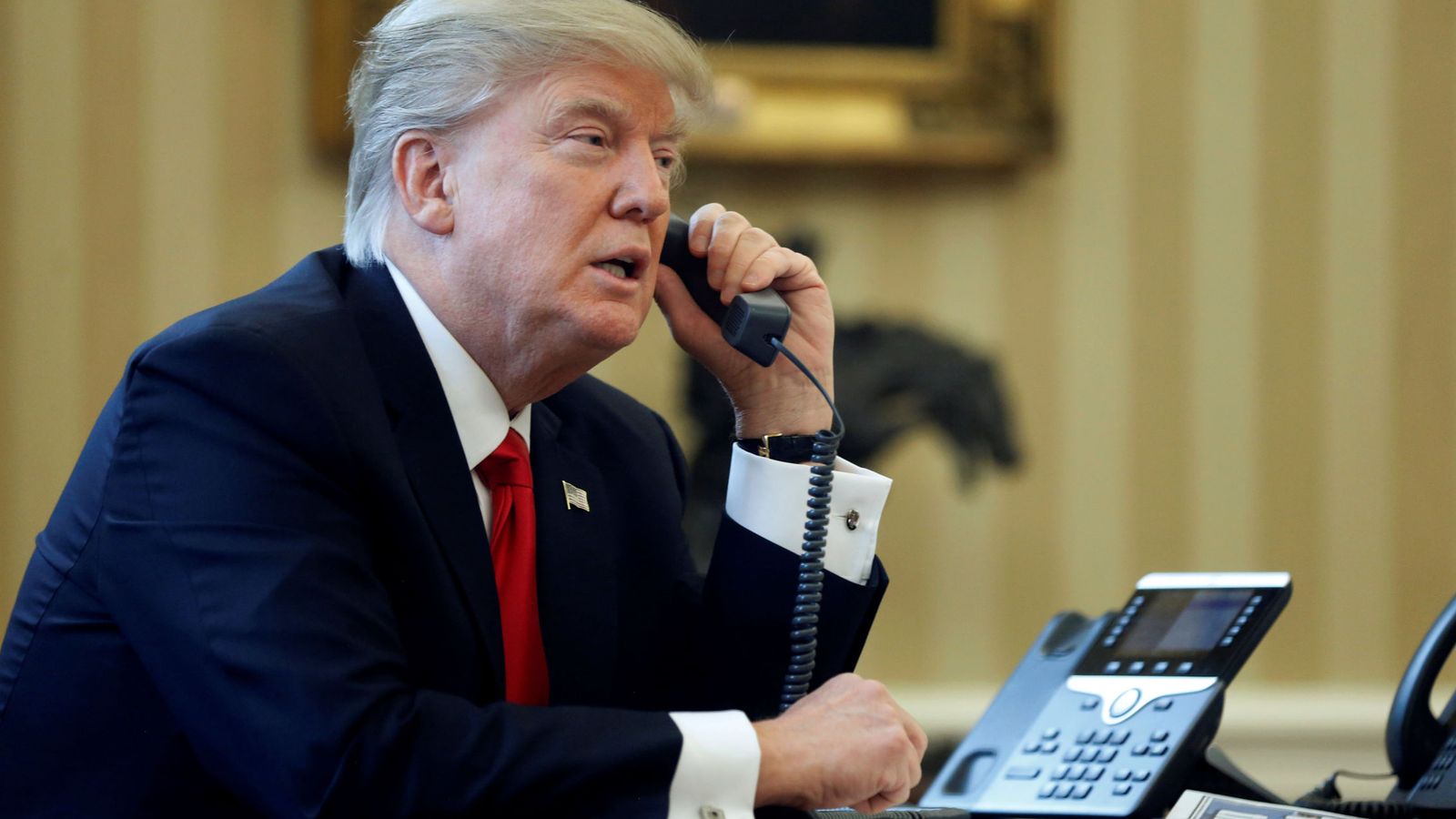 Foto: El presidente de Estados Unidos, hablando por teléfono el pasado 29 de enero. (Reuters)