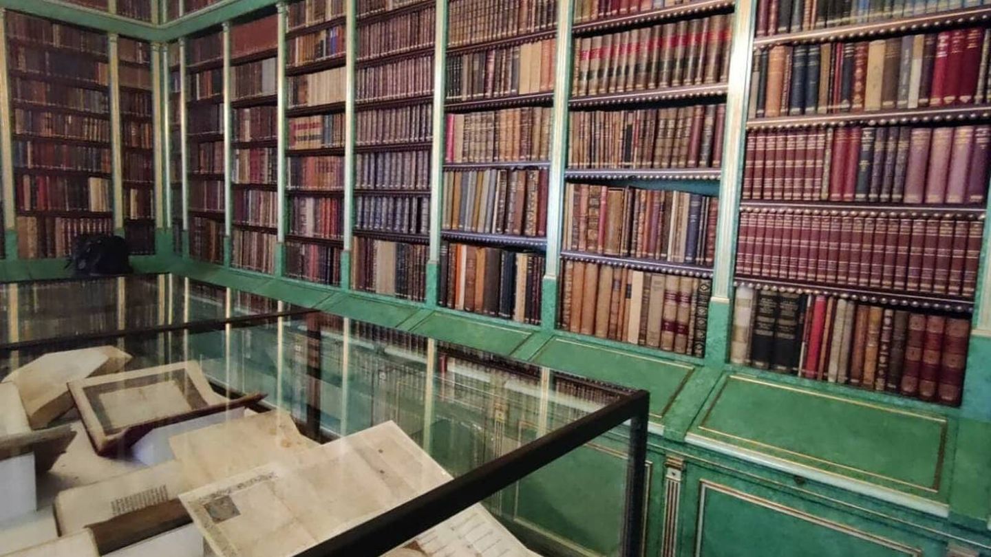 Una de las áreas de la biblioteca del palacio de Liria, sede de la Casa de Alba. (Instagram @palaciodeliria)