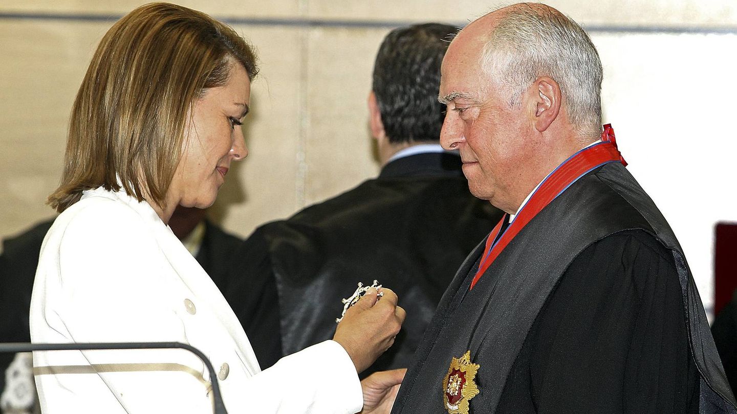 El decano de Ciudad Real, Cipriano Arteche (a la derecha), es condecorado por María Dolores de Cospedal, expresidenta de Castilla-La Mancha. (EFE)
