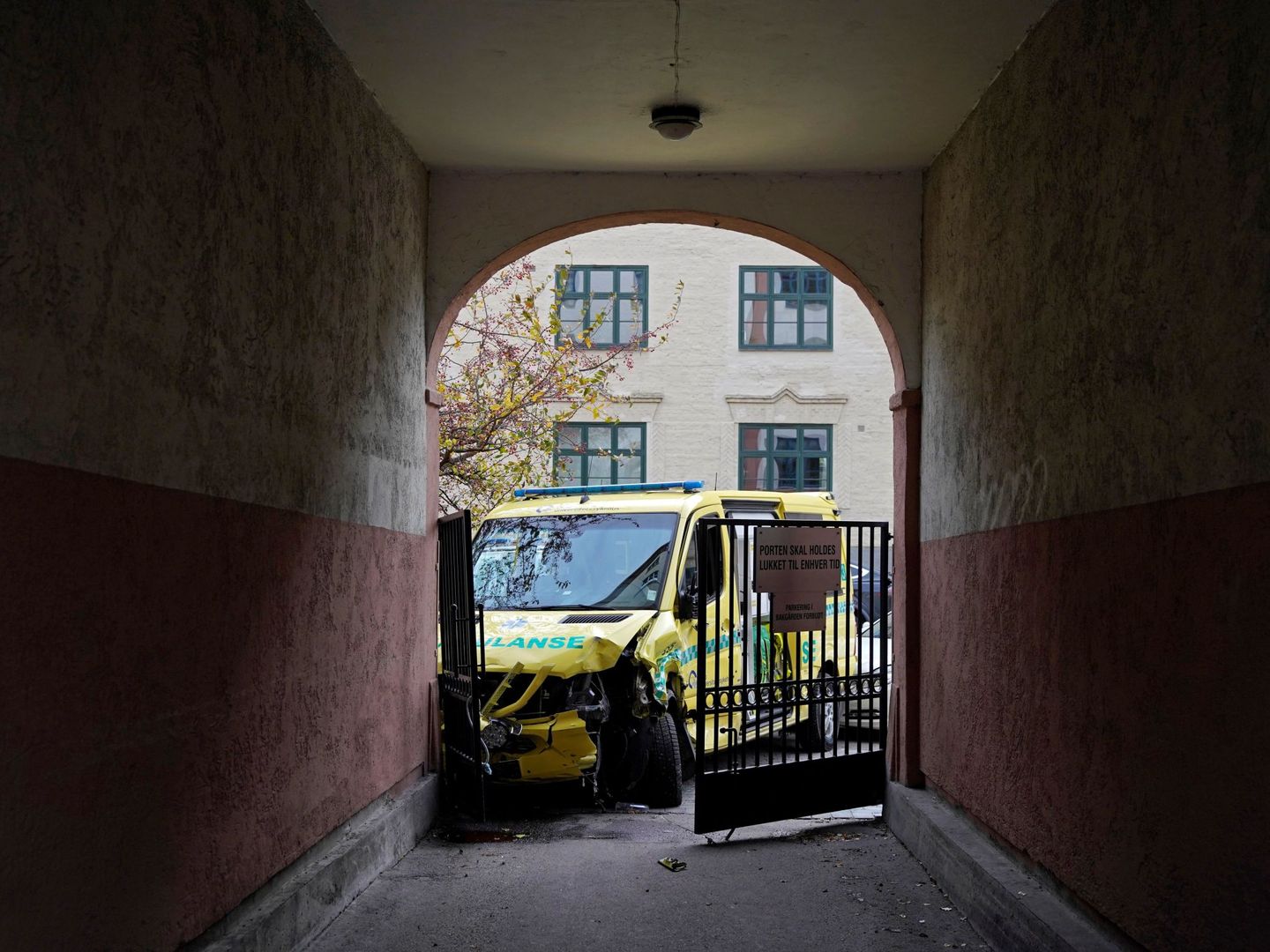 Colisión de la ambulancia robada en Oslo. (Reuters)
