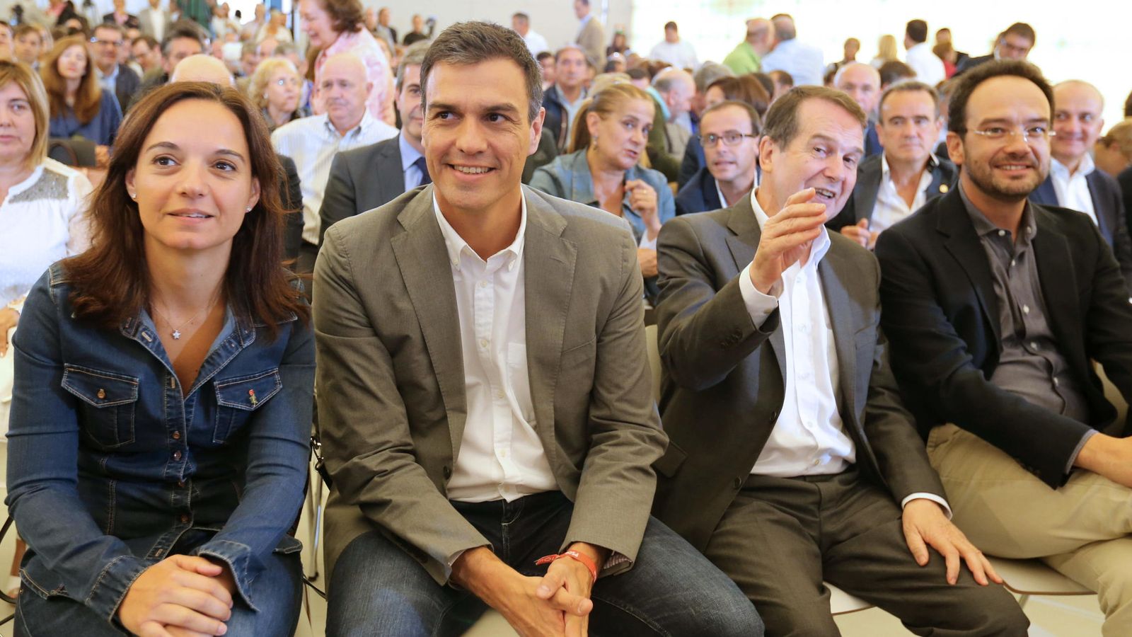 Foto: Sara Hernández, junto a Pedro Sánchez, Abel Caballero y Antonio Hernando, este 18 de septiembre en un acto con alcaldes en Madrid. (EFE)