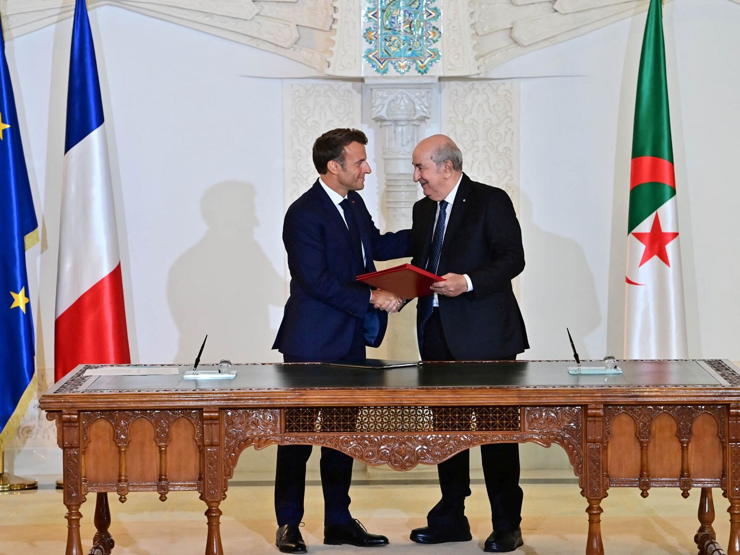 El presidente de Argelia, Abdelmadjid Tebboune, con el presidente de Francia, Emmanuel Macron. (Reuters)