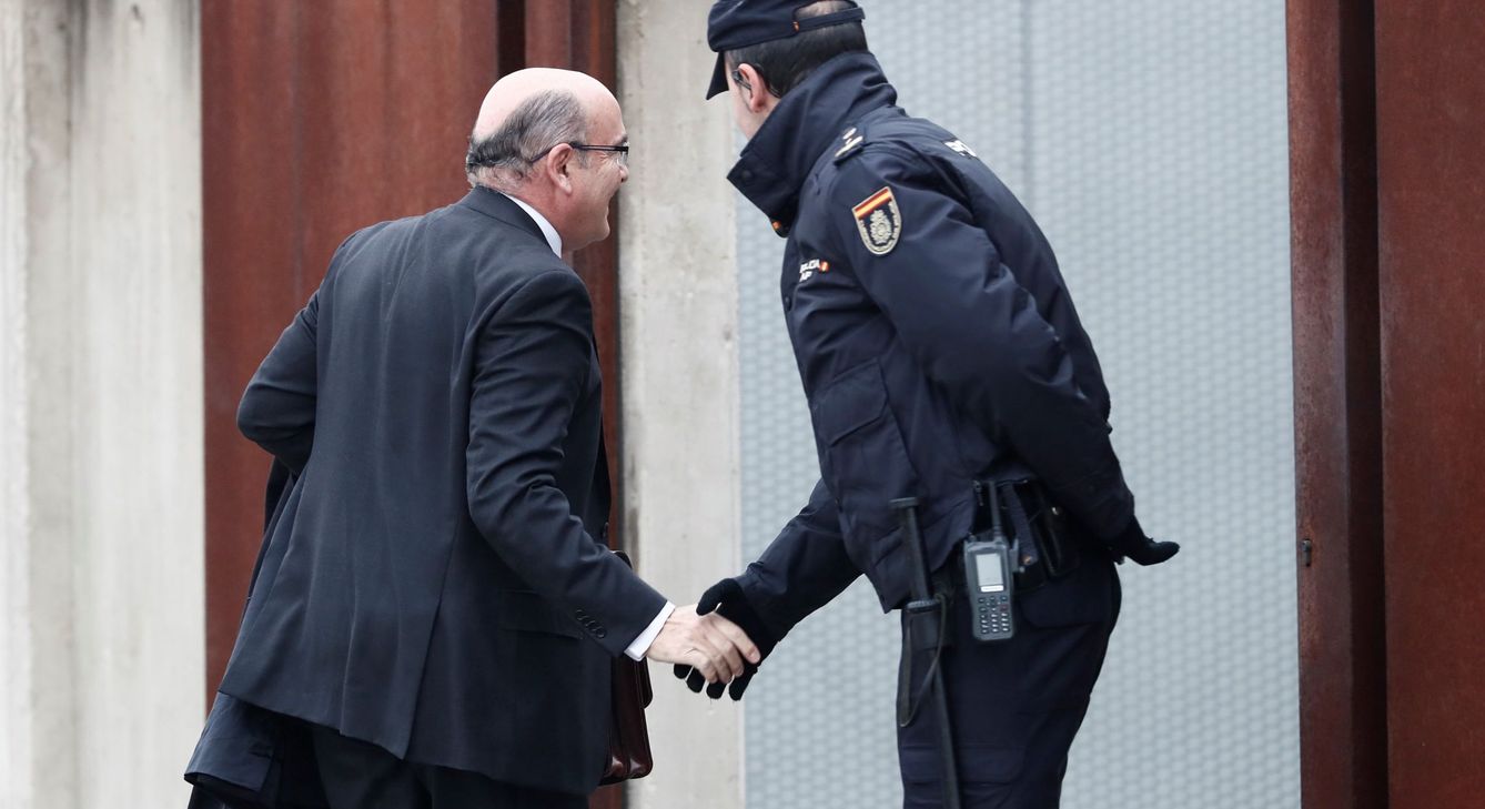 El coronel Diego Pérez de los Cobos, el pasado 27 de enero, en la sede de la Audiencia Nacional en Alcalá de Henares, a su llegada para prestar declaración en el juicio contra el mayor de los Mossos. (EFE)