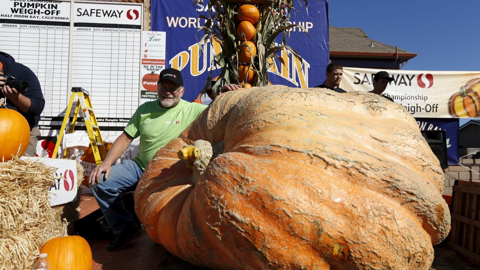 Foto: Jack Iarue, junto a la calabaza de 674 kilos que ha ganado el tercer premio del concurso (Reuters)
