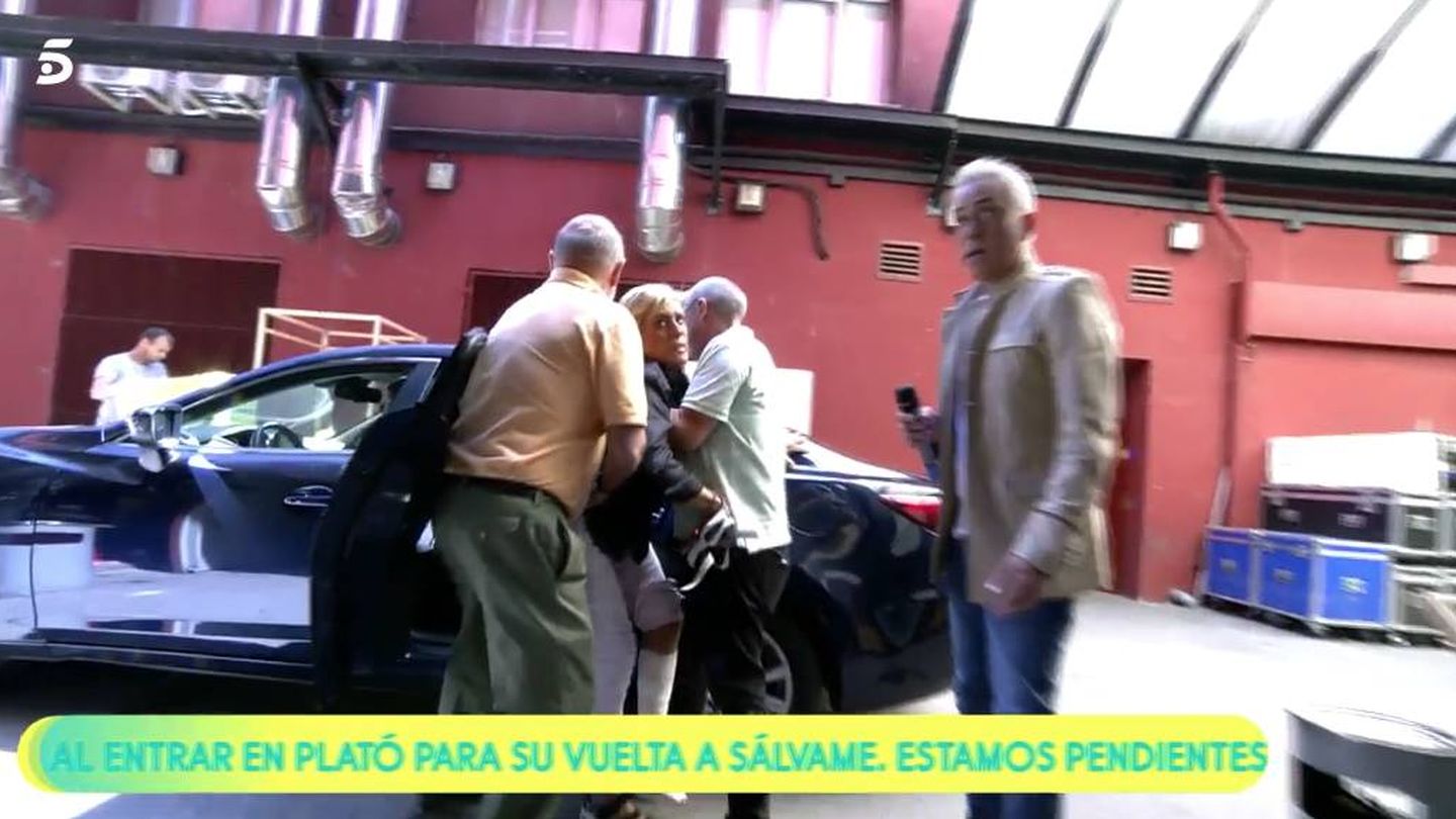 Chelo García Cortés, segundos antes de ser trasladada al hospital. (Mediaset)