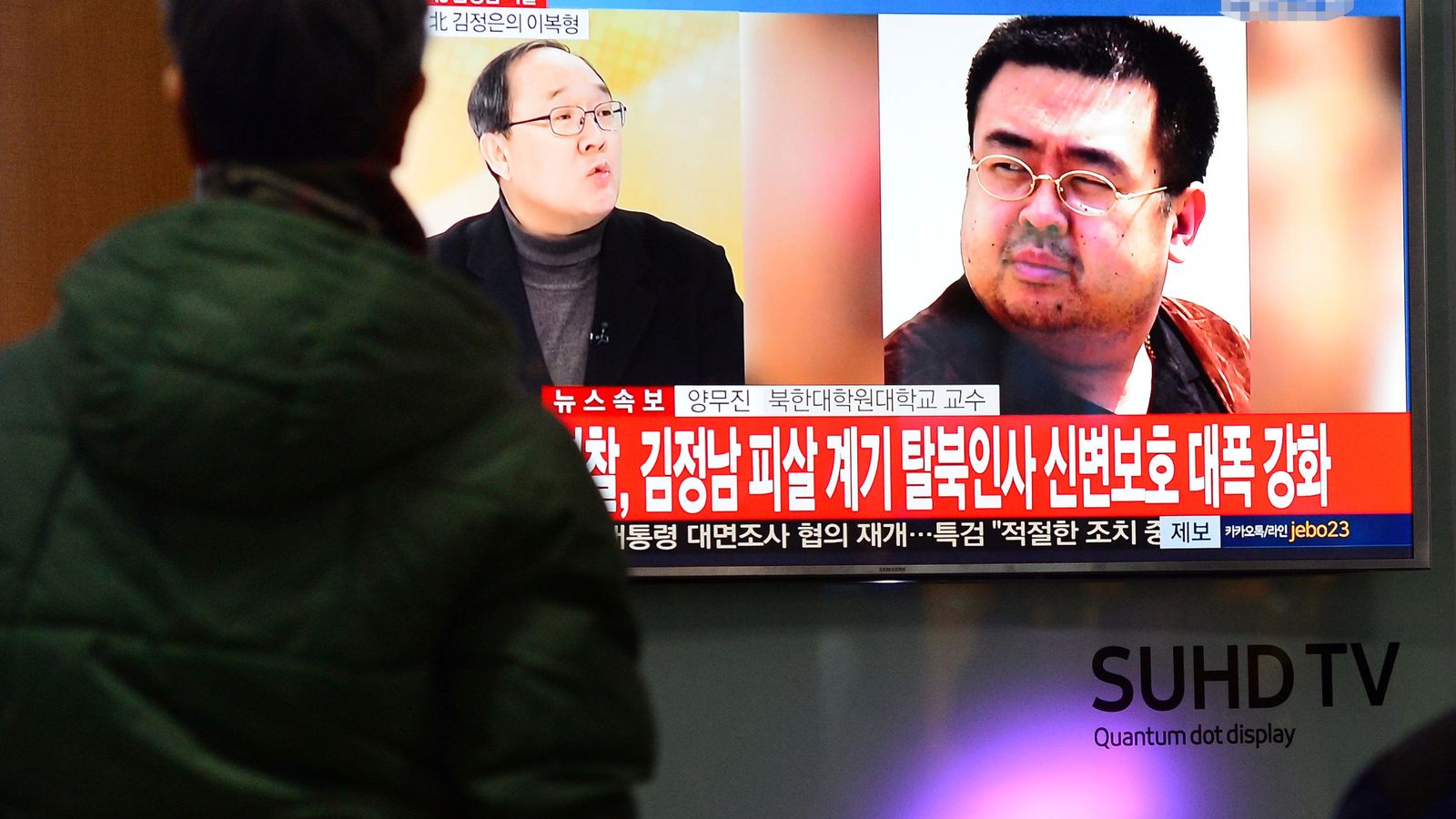 Foto: Pantallas de televisión muestran noticias sobre la muerte de Kim Jong-nam, en Seúl. (Reuters)