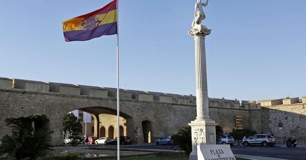 Foto: La bandera republicana izada hace unos días en Cádiz, antes de que un juez obligara a José María González 'Kichi' a retirarla. (EFE) 