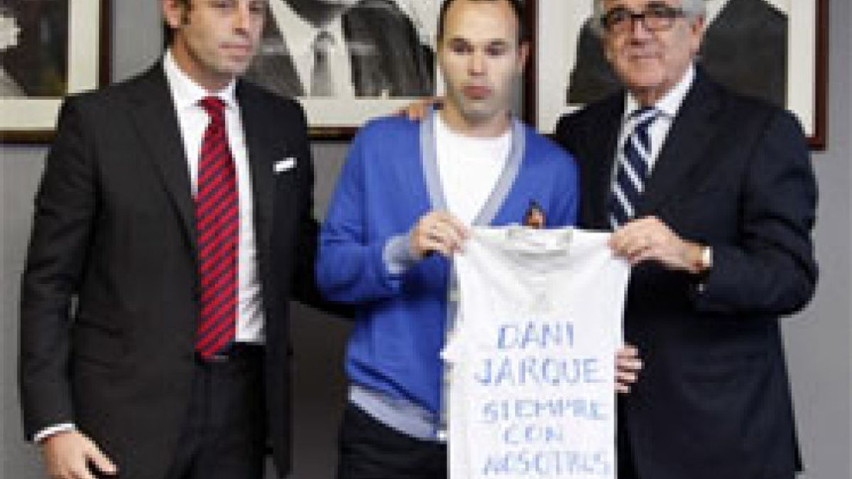 Iniesta da al Espanyol la camiseta del Mundial con la que homenajeó a Jarque