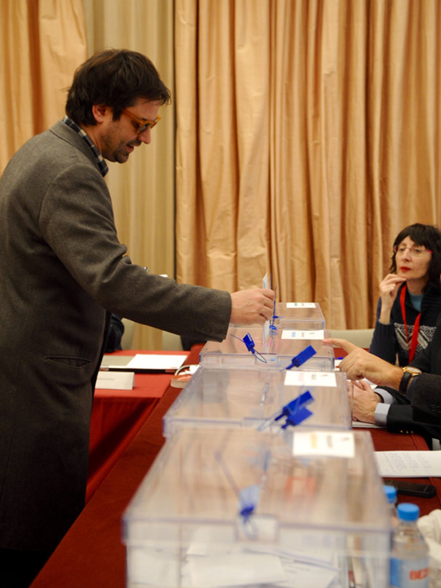 Un socio vota en las elecciones de la sgae (luis camacho)