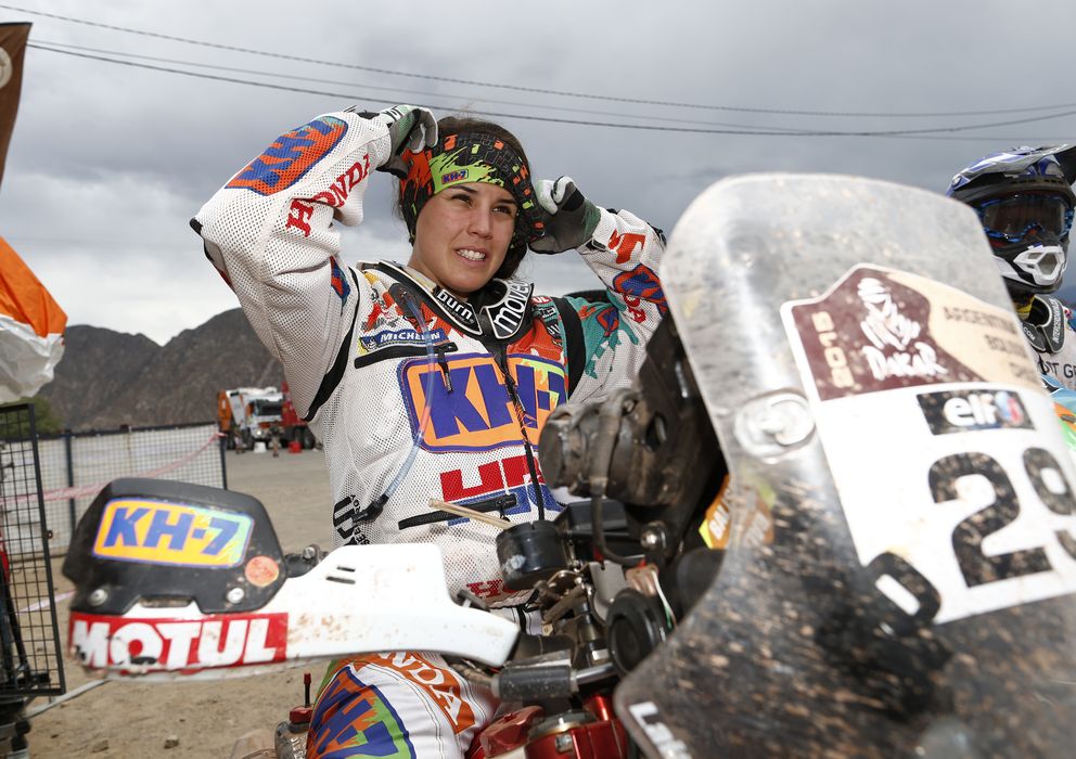 Foto: La piloto Laia Sanz, en una imagen durante la última edición del Rally Dakar (Vanitatis)