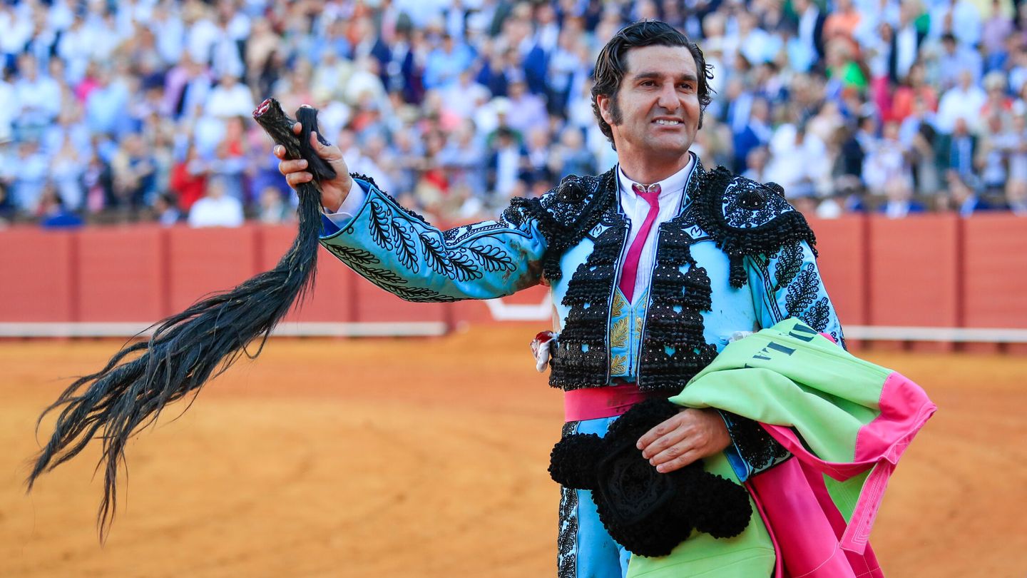El torero Morante de la Puebla da la vuelta al ruedo tras cortar dos orejas y rabo. (EFE/Julio Muñoz)