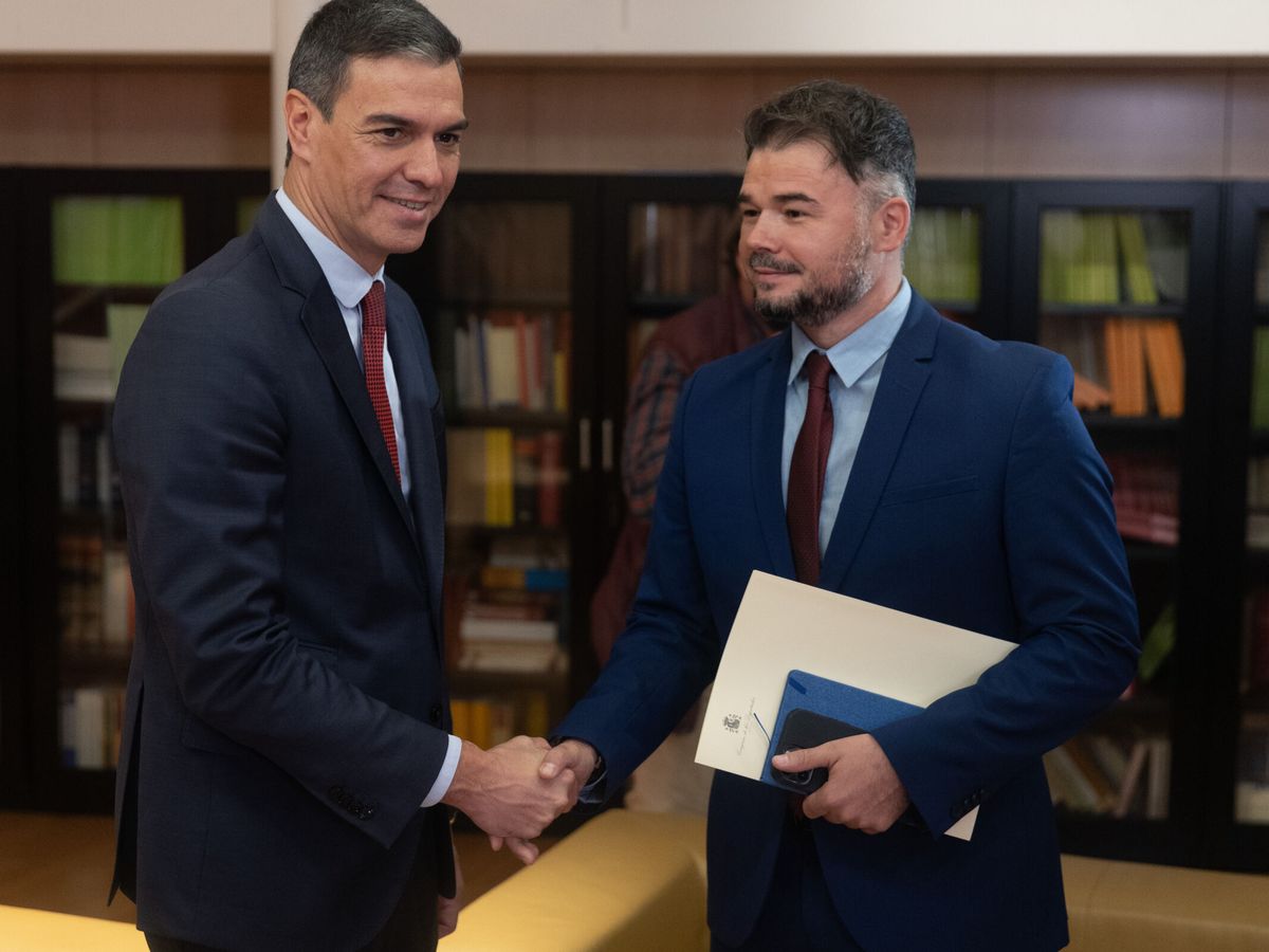 Foto: El presidente del Gobierno en funciones, Pedro Sánchez, recibe al portavoz de ERC, Gabriel Rufián. (Europa Press/Eduardo Parra)
