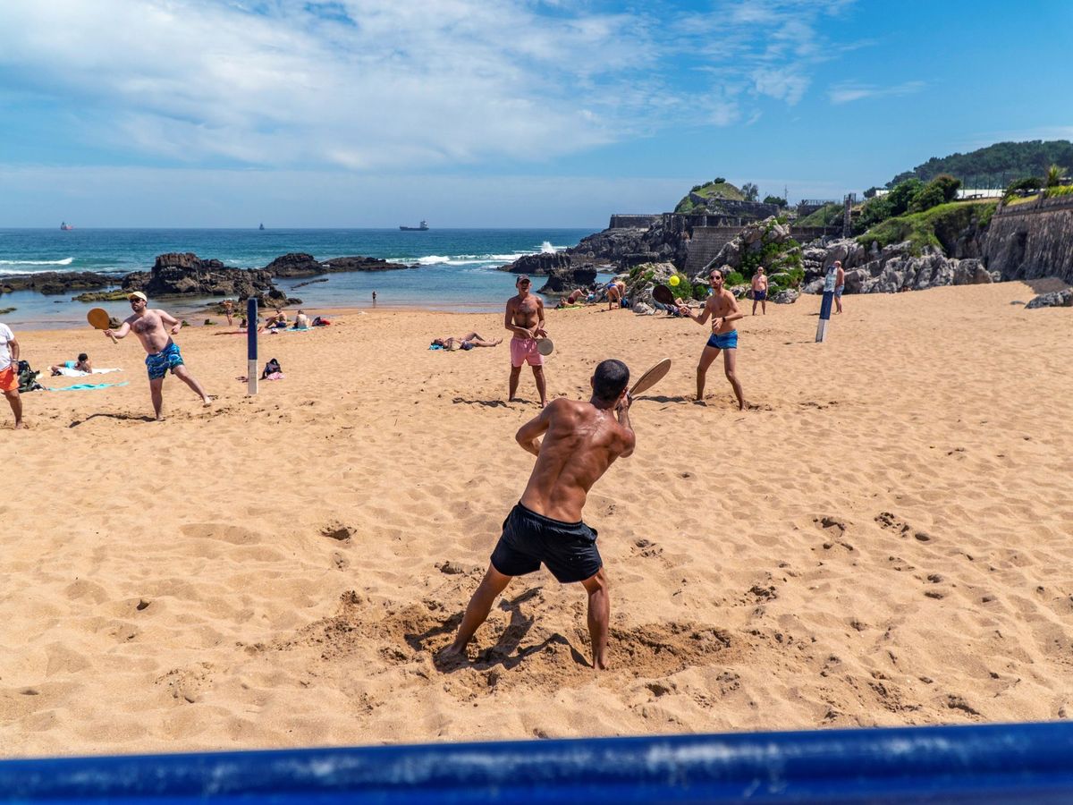 Foto: Santanderinos, ya en la fase 2, optaron por broncearse, pasear y bañarse en 'primer día de playa'. (EFE)