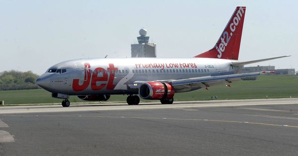 Foto: El vuelo de Jet2 tuvo que ser desviado a Oporto para un aterrizaje de emergencia (EFE/Imre Foldi)