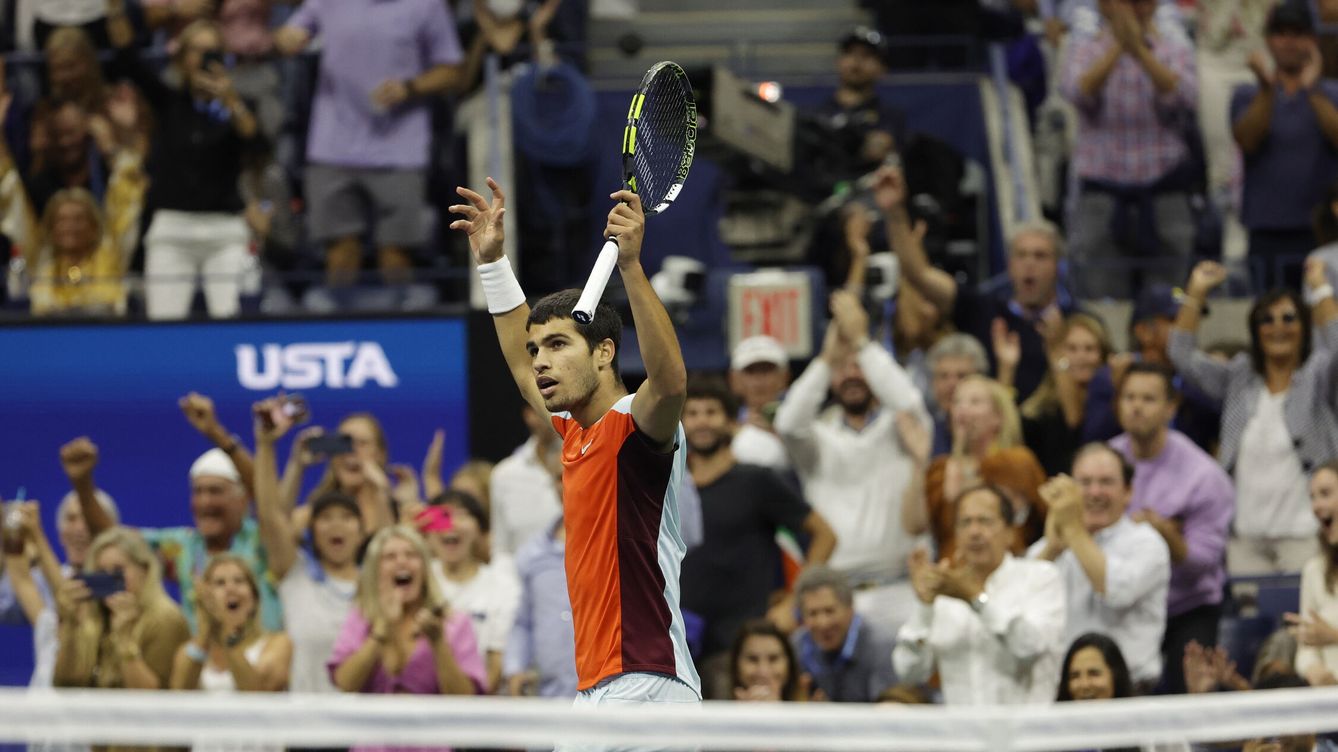 Foto: Alcaraz celebra su victoria en el US Open. (EFE/Jason Szenes)