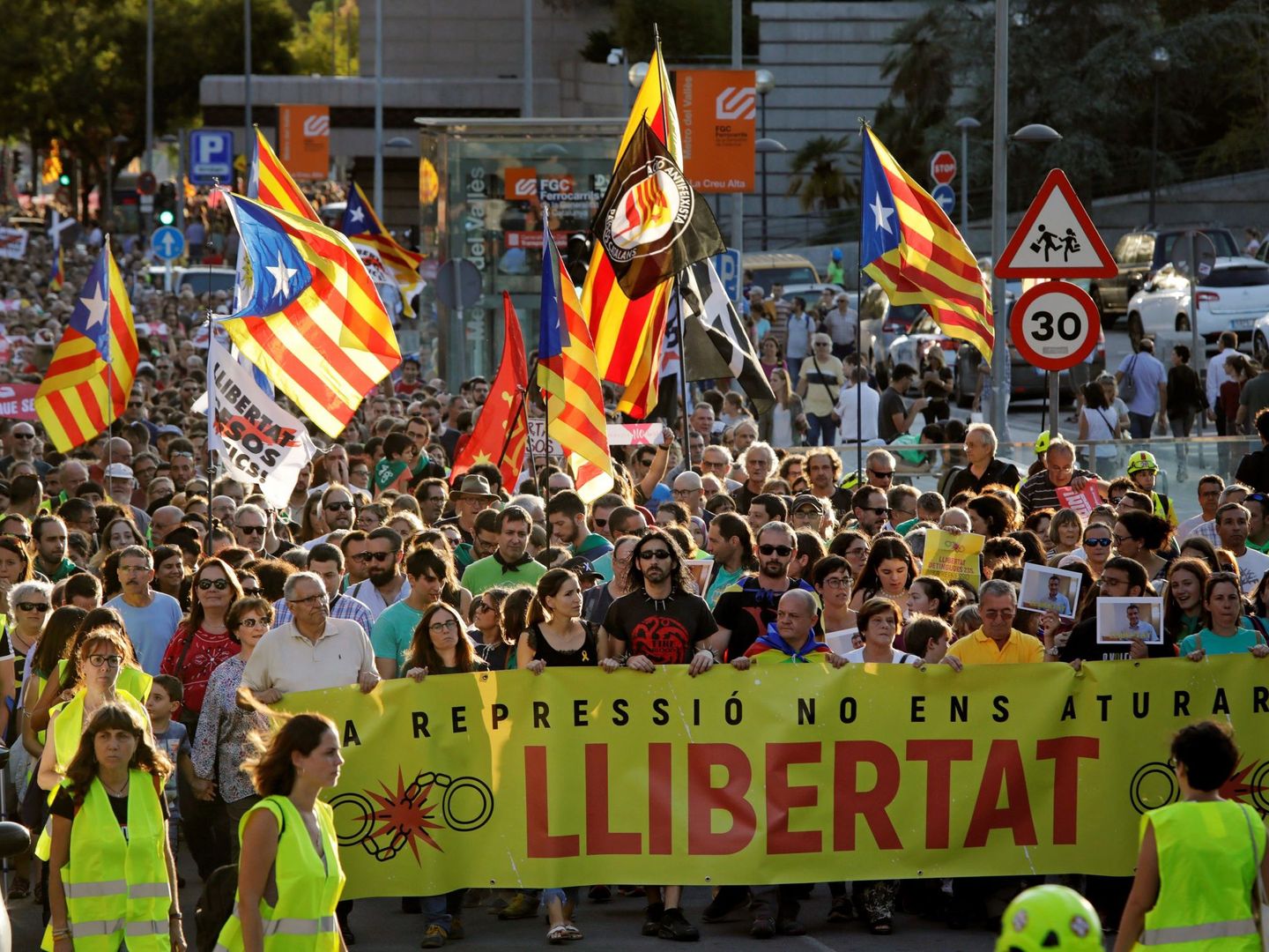 Cientos de personas participan en una manifestación en Sabadell. (EFE)