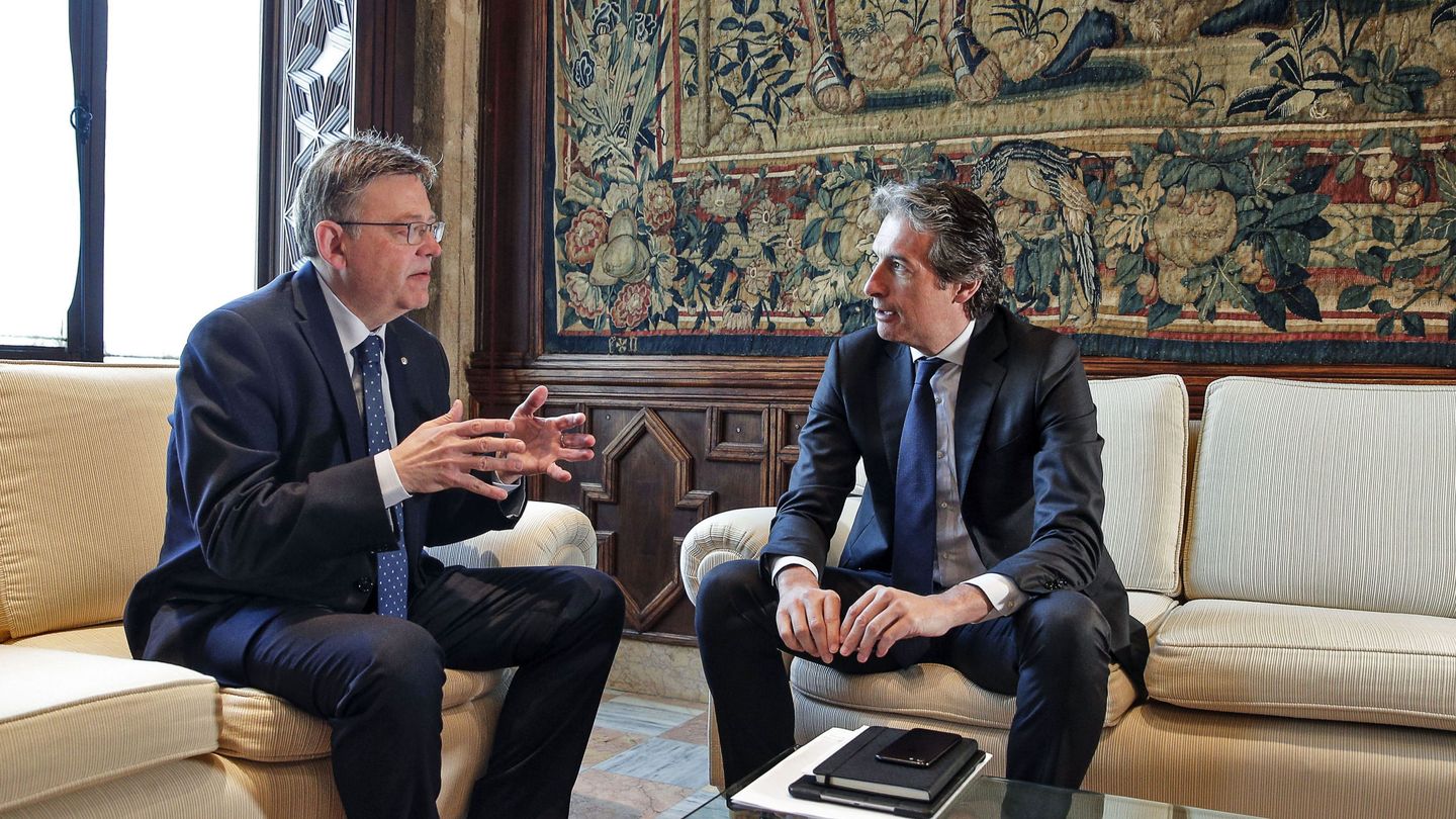 Ximo Puig y De la Serna, en el encuentro que han mantenido en el Palau de la Generalitat. (EFE)