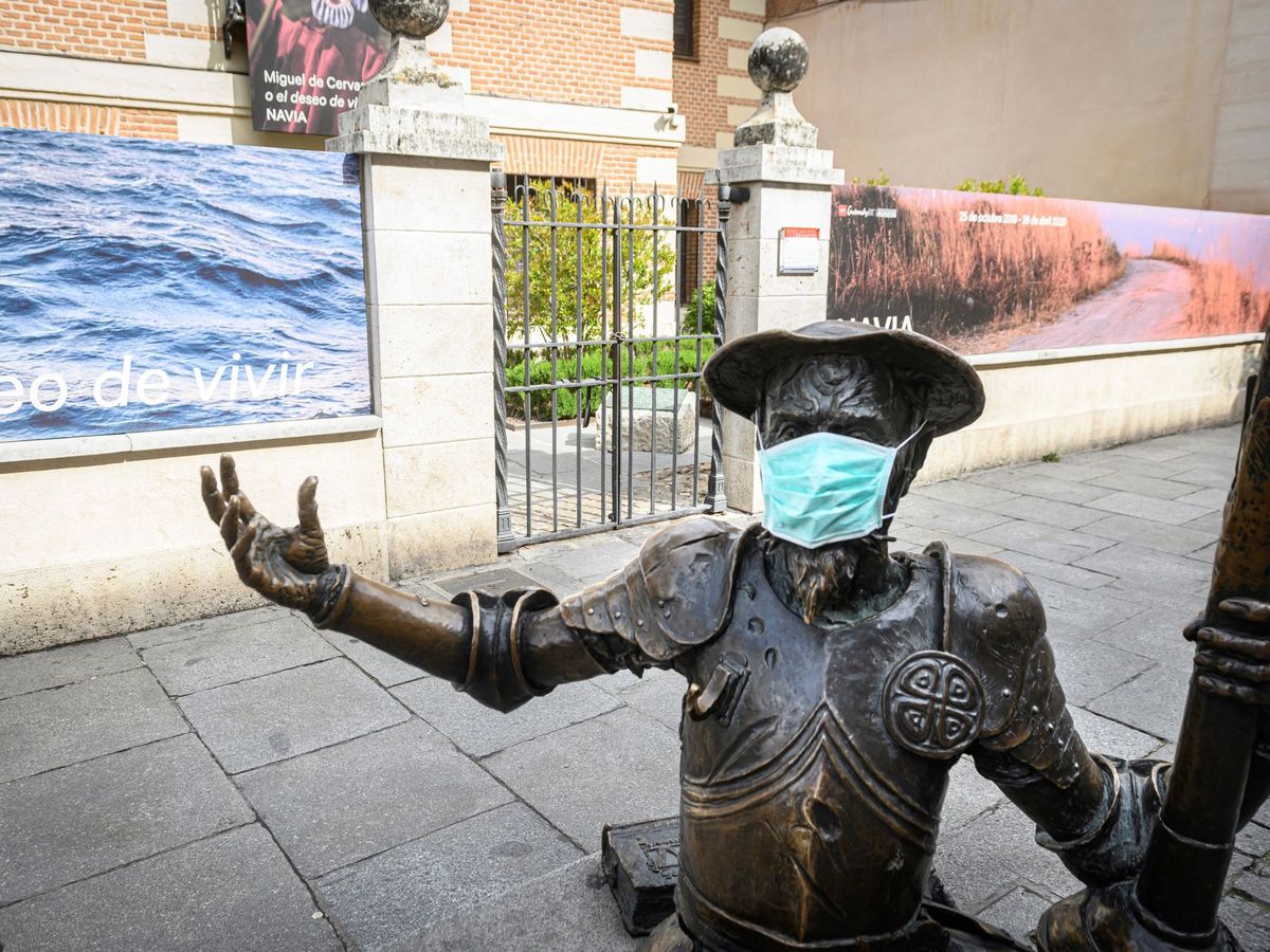 Foto: Estatua de Don Quijote se protege contra el coronavirus en Alcalá de Henares. (EFE)