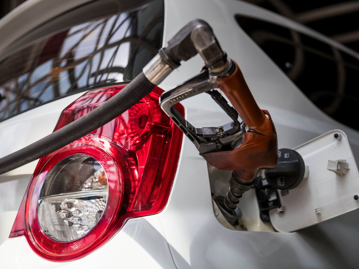 Foto: La OCU analiza el precio máximo de la gasolina y el diésel en más de un centenar de puntos de servicio (EFE)
