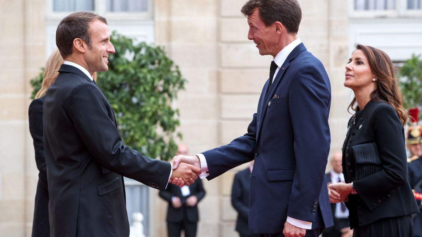 Joaquín y Marie, con el presidente francés, Emmanuel Macron. (EFE)