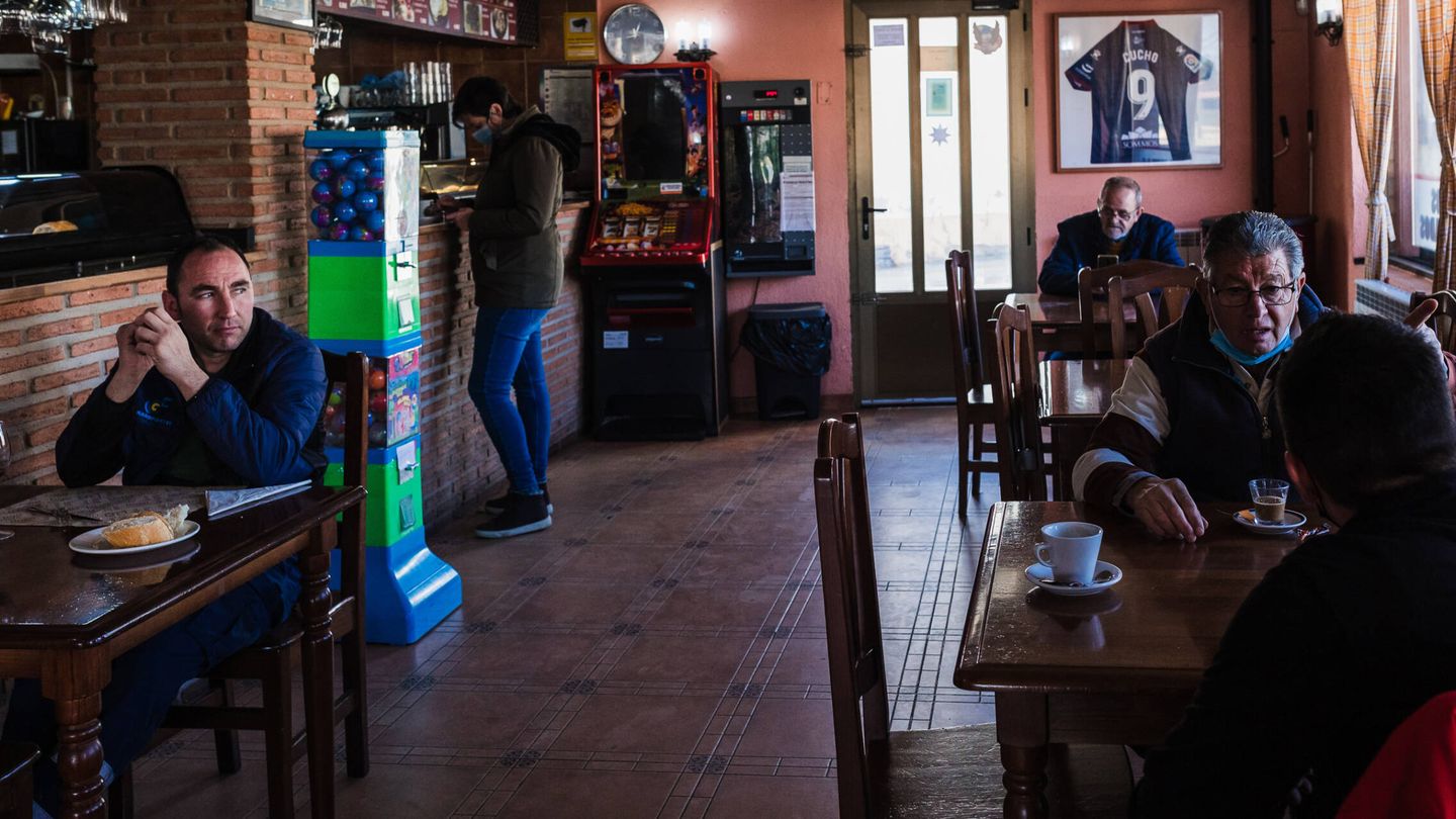 El restaurante El Rosco de Matalebreras, situado junto a la N-122 y muy frecuentado por camioneros como Álvaro. (Concha Ortega)