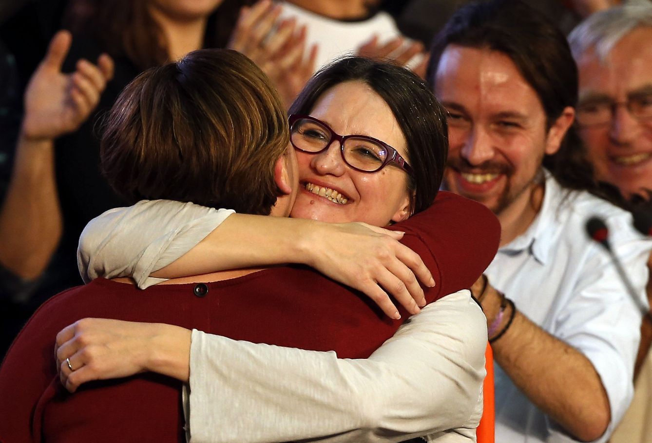 Mónica Oltra y Ada Colau se abrazan en un mitin de Podemos de Valencia. (EFE)