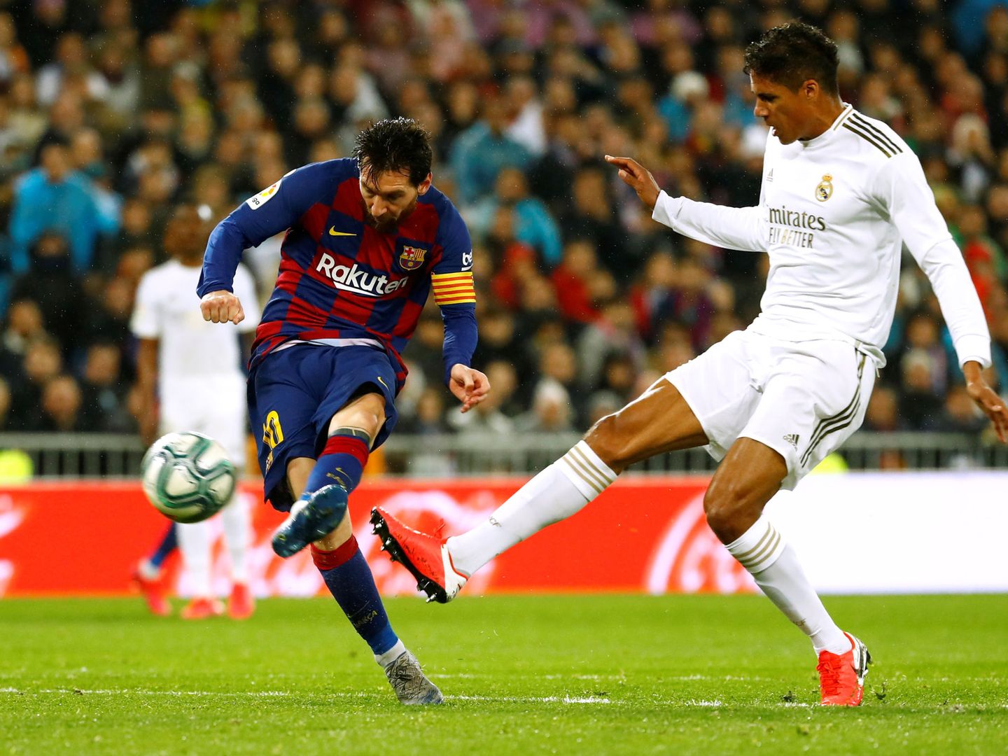 El disparo de Messi que despejó Courtois. (Reuters)