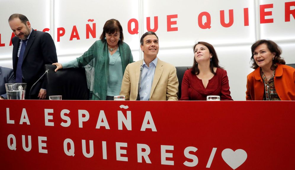 Foto: Pedro Sánchez, con José Luis Ábalos, Cristina Narbona, Adriana Lastra y Carmen Calvo, este 29 de abril. (EFE)