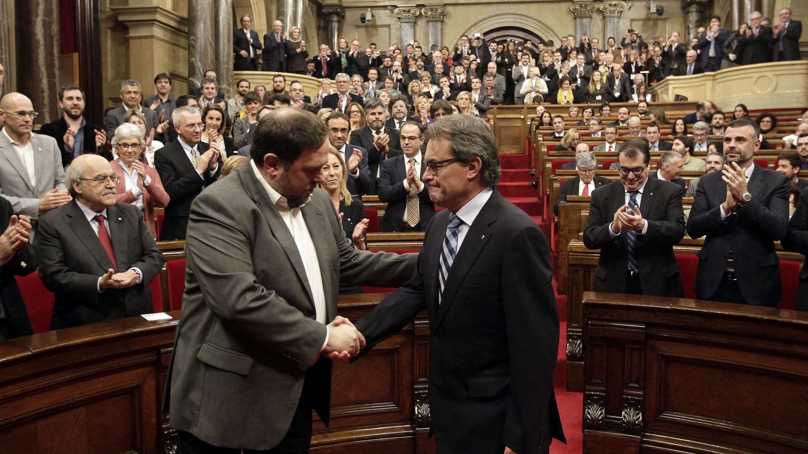 Foto: El vicepresidente de la Generalitat, Oriol Junqueras (i), saluda al expresidente Artur Mas. (EFE)