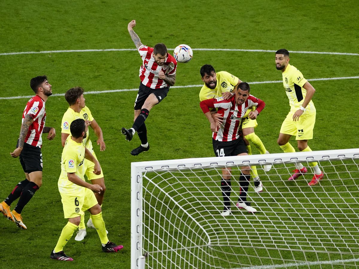 Foto: Íñigo Martínez anota el gol de la victoria. (Reuters)