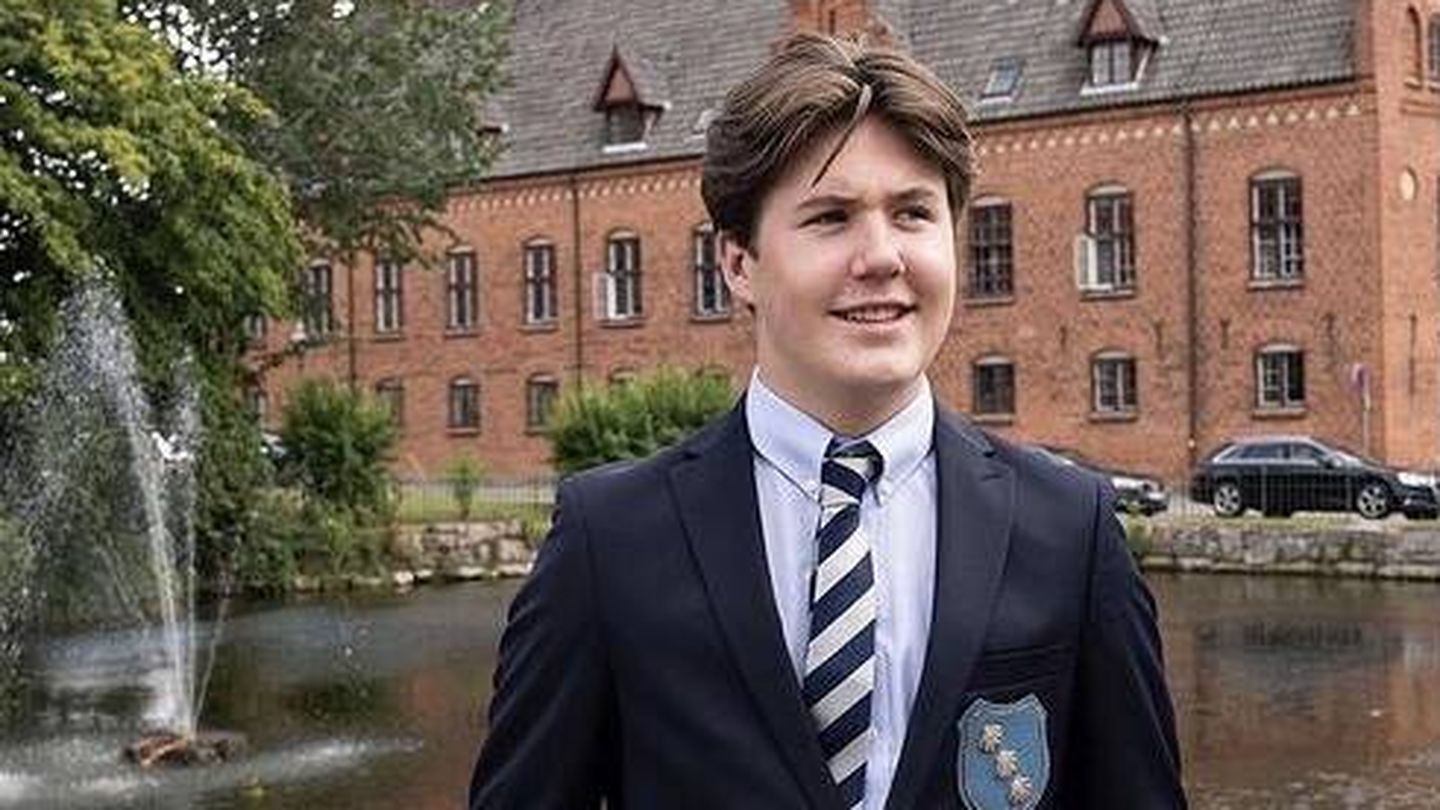 El príncipe Christian de Dinamarca, en el exterior de su colegio. (Instagram)