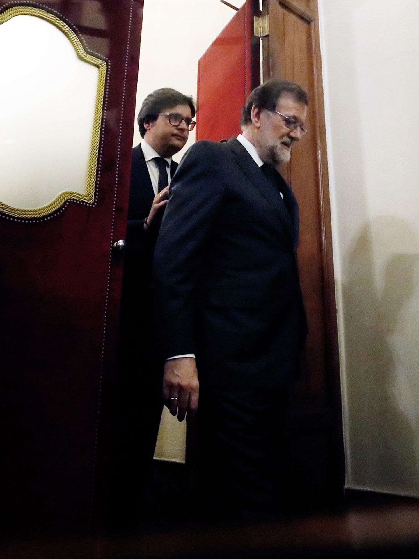 Rajoy, sale del Congreso tras la segunda jornada de la moción de censura. (EFE)