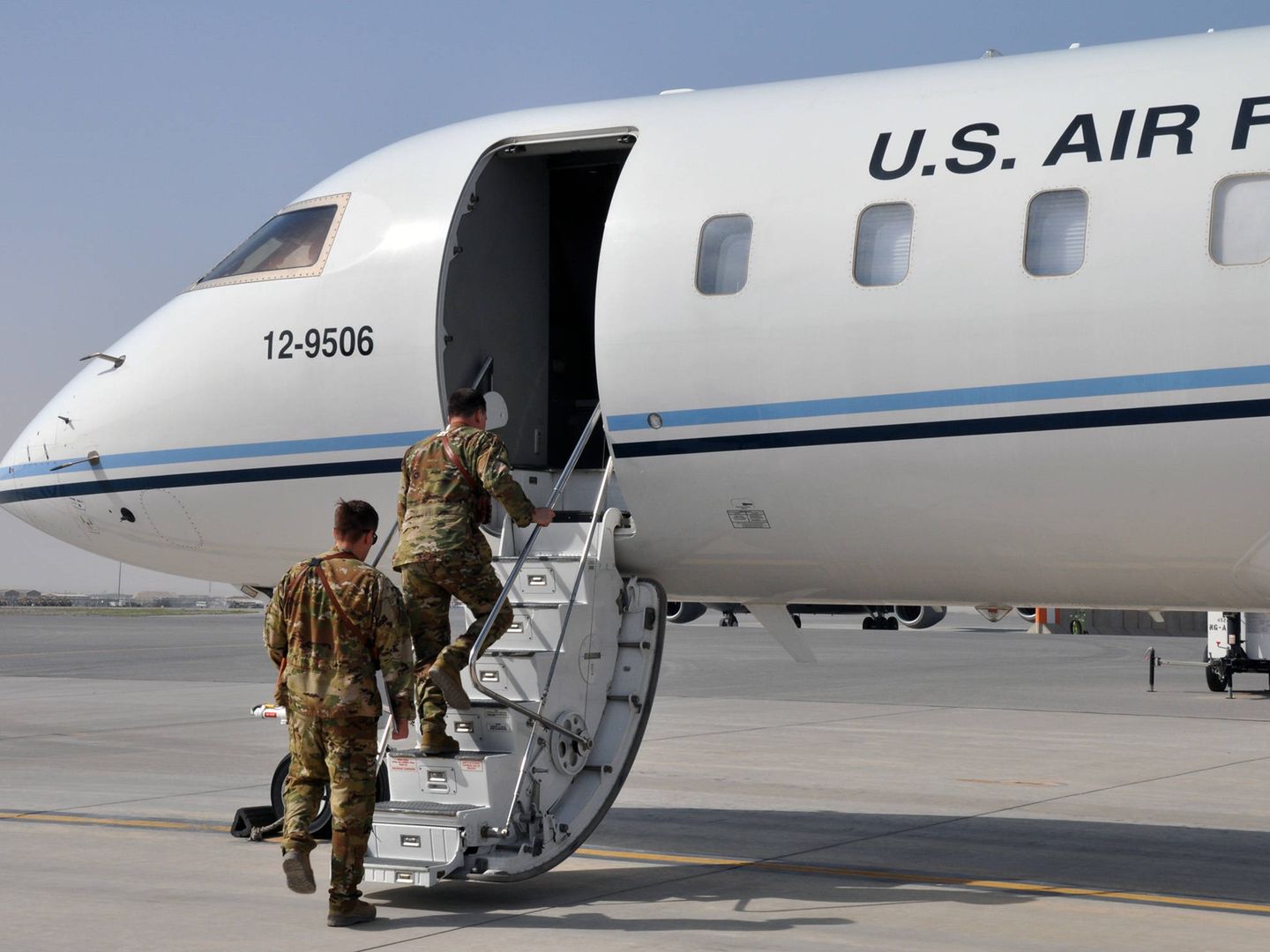 Pilotos accediendo al E-11A (USAF)