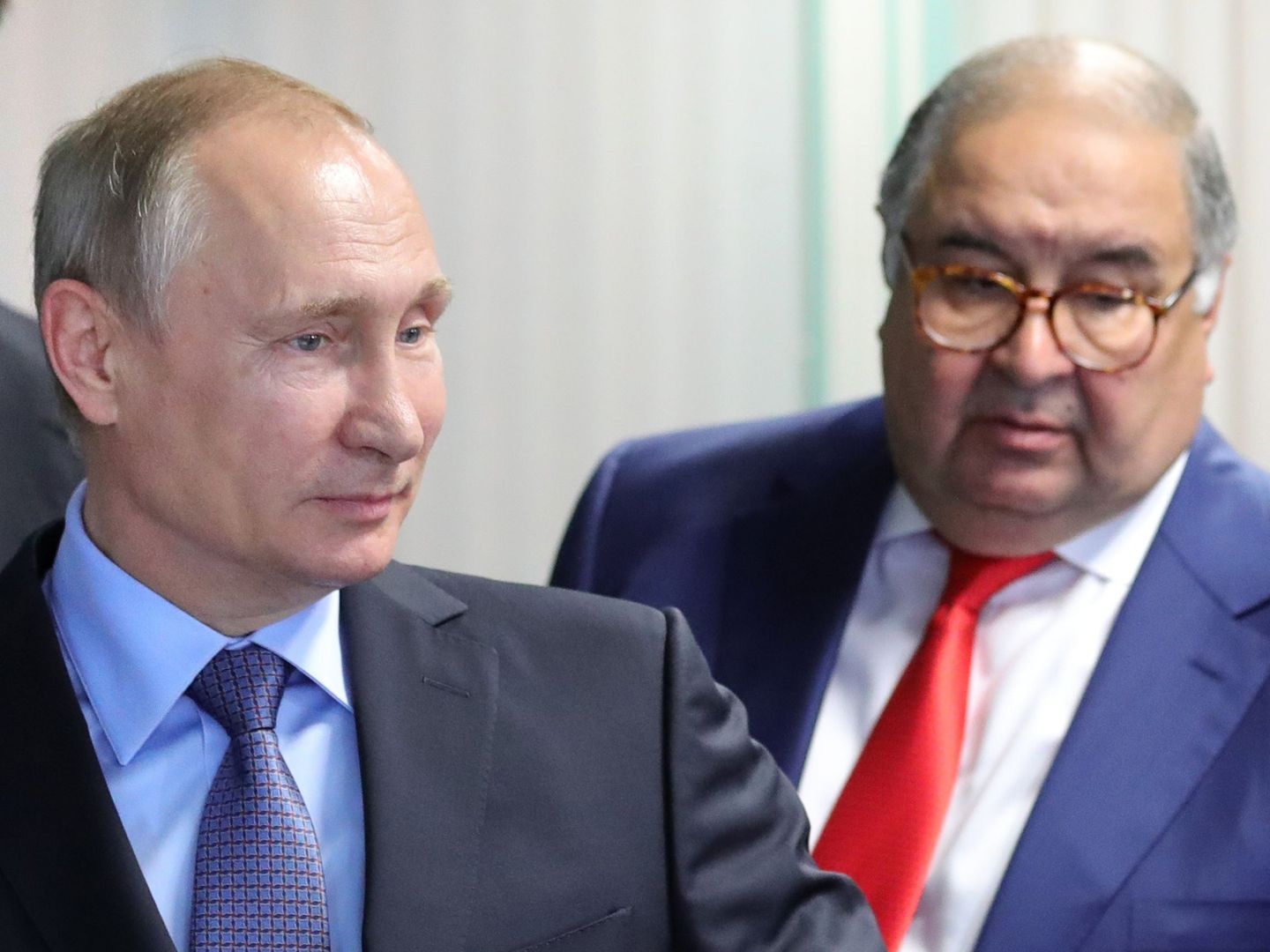 Vladimir Putin y Alisher Usmanov visitan la planta minera de Lebedinsky el pasado mes de julio (Michael Klimentyev / Sputnik / EFE)