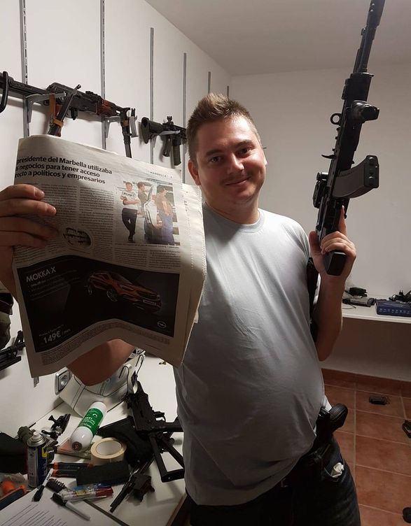Andrey Romanovich con sus armas de 'air soft'.