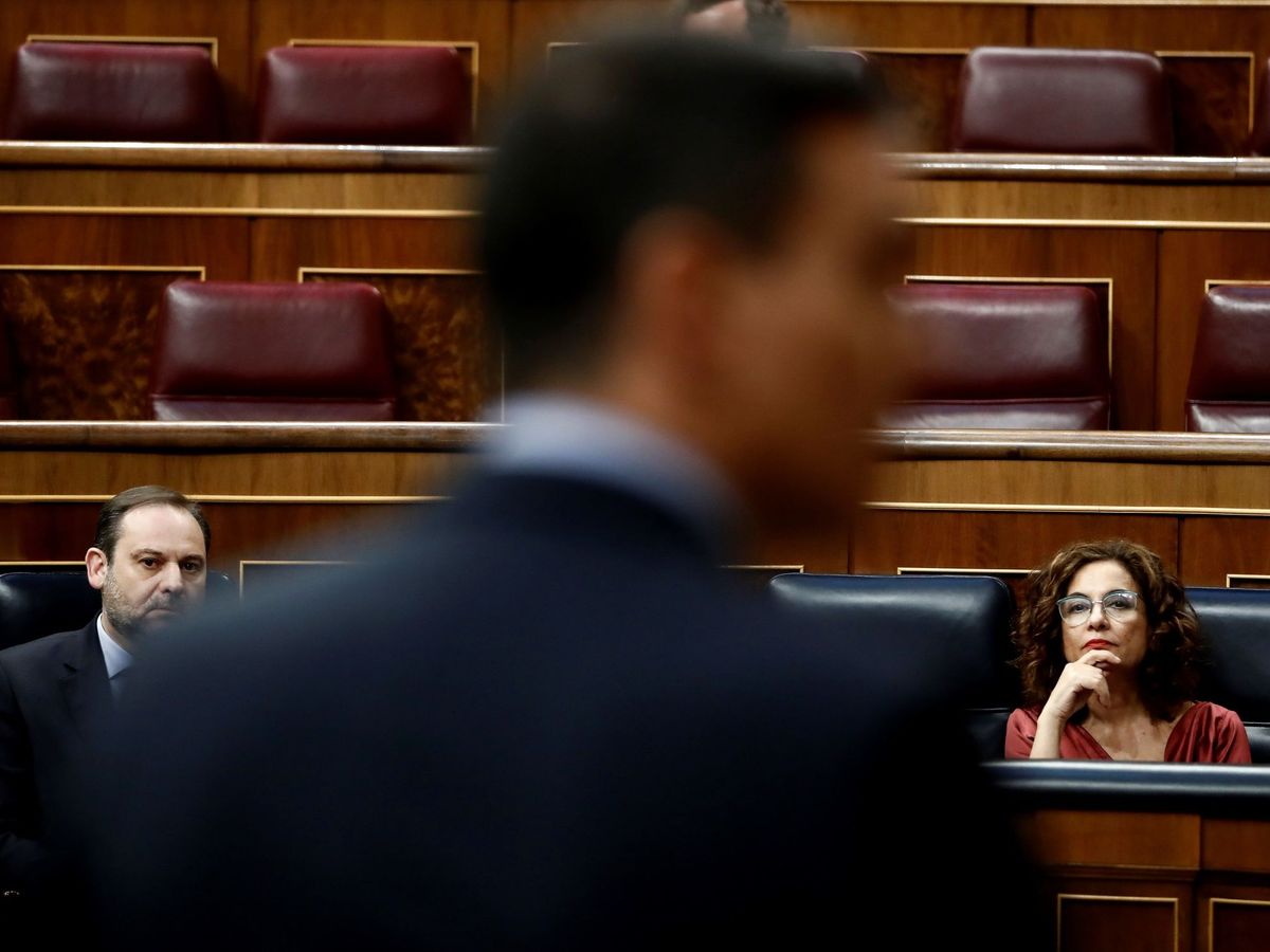 Foto: El presidente del Gobierno, Pedro Sánchez, ante la mirada de los ministros José Luis Ábalos y María Jesús Montero. (EFE)
