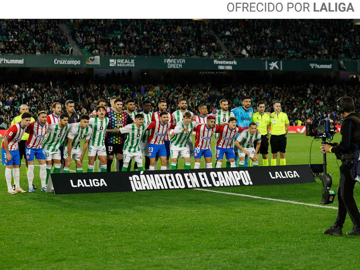 Foto: Los jugadores del Real Betis y del Girona FC, posando junto a los árbitros para apoyar la campaña '¡Gánatelo en el campo!' contra la Superliga. (LALIGA)