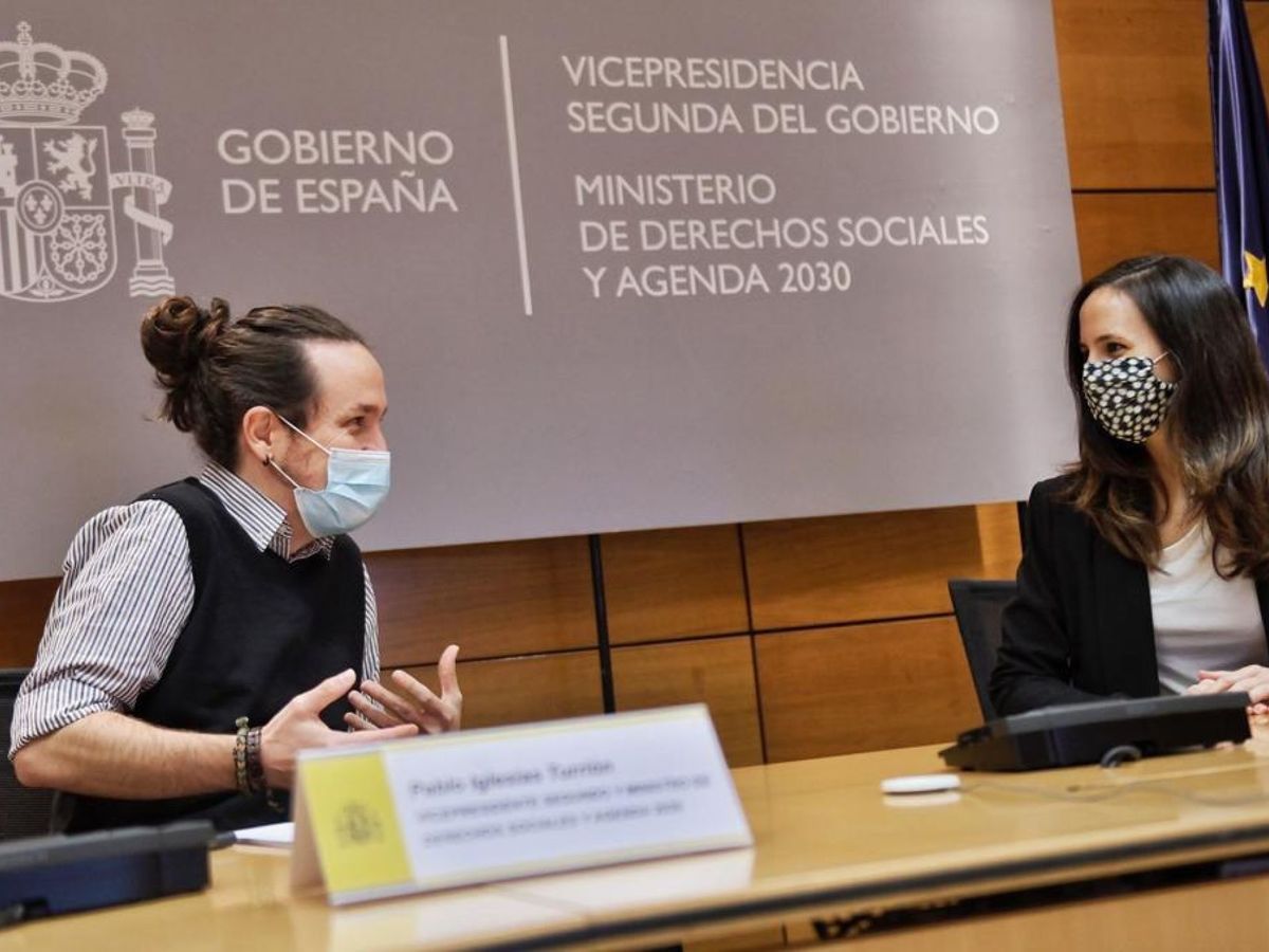 Foto: El vicepresidente segundo del Gobierno, Pablo Iglesias, y la secretaria de Estado para la Agenda 2030, Ione Belarra. (EFE)