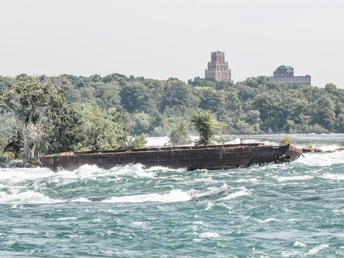 Foto: El 'Iron Scow', la embarcación que encalló en las cataratas del Niágara en 1918 (Niagara Parks)