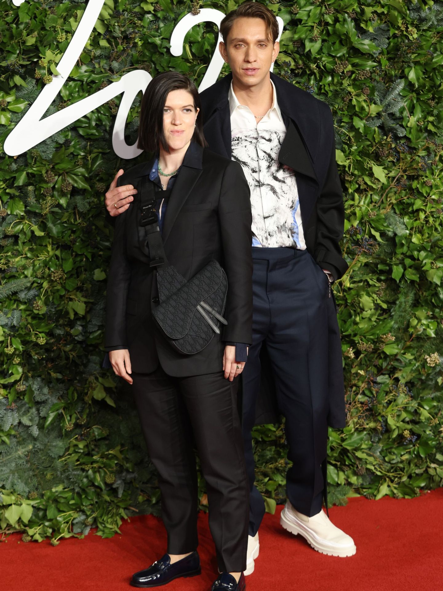 Romy Madley Croft y Oliver Sim, de The XX, en la alfombra roja de los Fashion Awards. (EFE/Vickie Flores)
