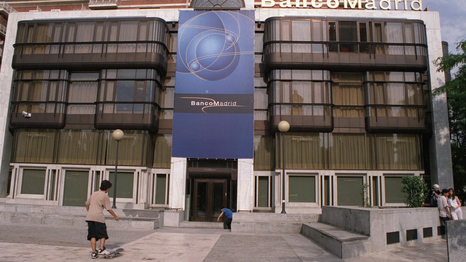 Foto: La sede de Banco de Madrid en la plaza de Colón iba a ser ampliada, pero los cambios políticos tras las elecciones municipales y la intervención de la entidad lo impidieron. (EFE)