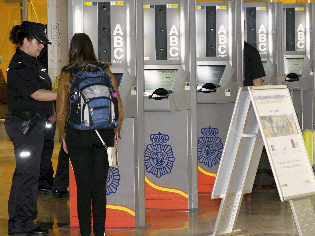 Foto: Control de pasaportes en el aeropuerto de Barajas. (EFE)